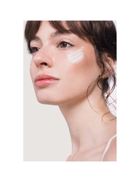 Holisi The Radiant Silk Sunscreen SPF50+ 50 ml