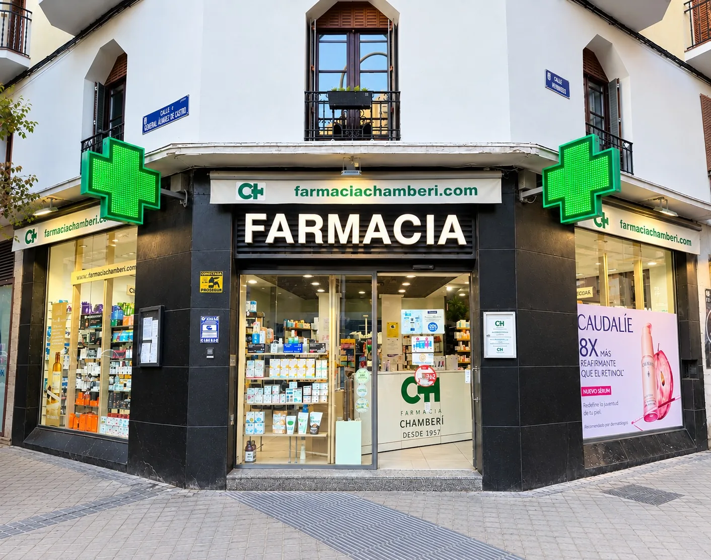 Fachada de Farmacia Chamber&iacute; en la calle del General &Aacute;lvarez de Castro, Madrid