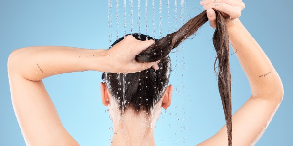 Cómo elegir el champú adecuado para fortalecer tu pelo