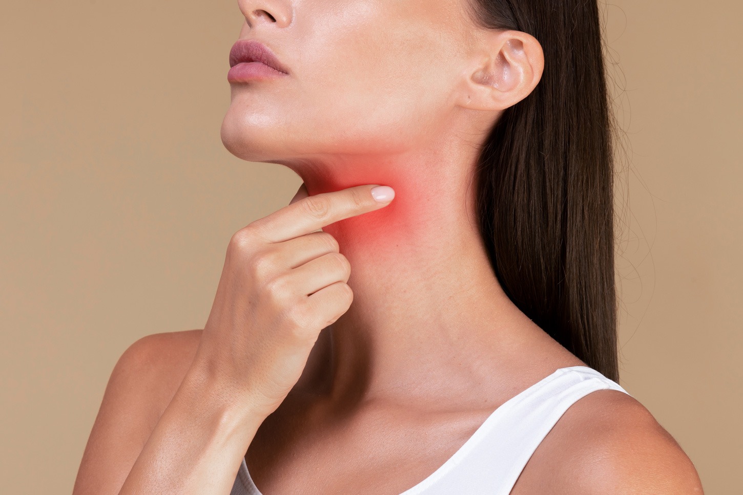 Mujer con dolor de garganta 
